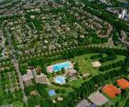 842928 Luchtfoto van het Zwembad Krommerijn (Weg naar Rhijnauwen 3) te Utrecht, uit het zuidoosten. Centraal van links ...